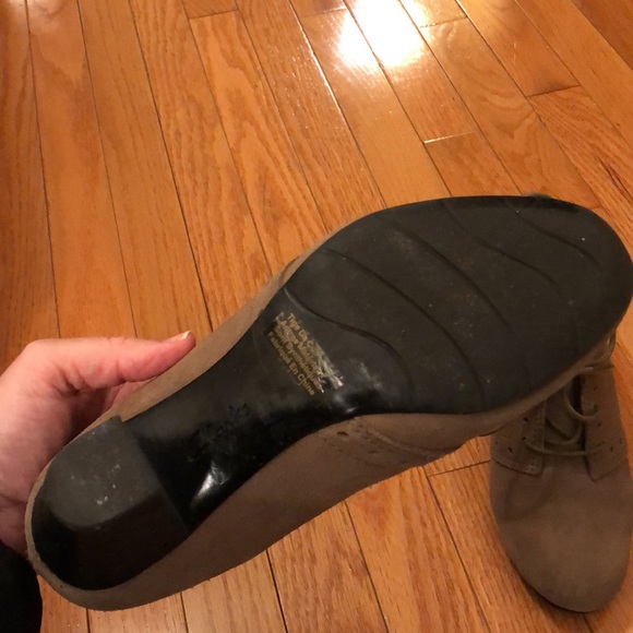 Clarks Suede Mary Janes booties with stitching and modest heel - Picture 4 of 7